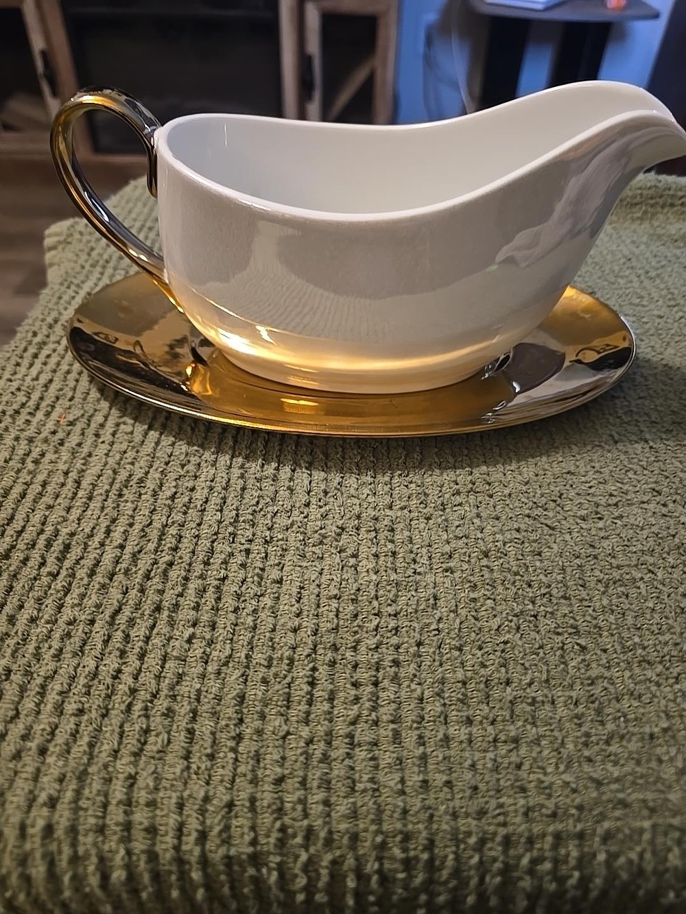This is a Ciroa Luxe Porcelain Gravy Boat with Gold Rim and Gold Underplate